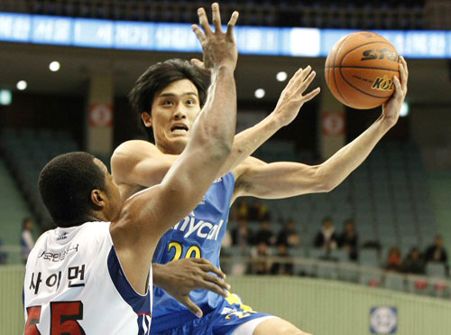 7일 오후 서울 잠실실내체육관에서 열린 2010-2011 현대모비스프로 정규리그 서울 삼성 -안양 인삼공사 농구 경기에서 삼성 차재영이 패스를 하고 있다.