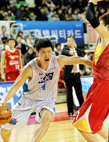 7일 대구실내체육관에서 열린 프로농구 전주 KCC-대구 오리온스전에서 KCC 추승균(4번)이 오리온스 박유민의 마크를 받으며 드리블 하고 있다.