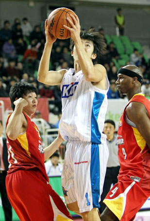 7일 대구실내체육관에서 열린 프로농구 전주 KCC-대구 오리온스전에서 KCC 강병현(1번)이 오리온스 수비를 뚫고 레이 업 슛을 시도하고 있다.