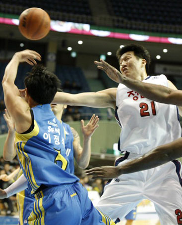 7일 오후 서울 잠실실내체육관에서 열린 2010-2011 현대모비스프로 정규리그 서울 삼성 -안양 인삼공사 농구 경기에서 삼성 이정석이 패스를 하고 있다.