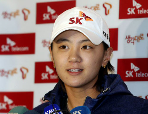 미국여자프로골프(LPGA) 투어에서 상금왕과 최저타수상을 거머쥔 최나연이 7일 인천공항을 통해 귀국, 취재진의 질문에 답하고 있다.