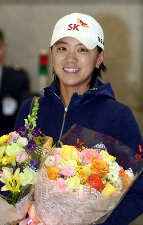 미국여자프로골프(LPGA) 투어에서 상금왕과 최저타수상을 거머쥔 최나연이 7일 인천공항을 통해 귀국, 취재진에게 포즈를 취하고 있다.