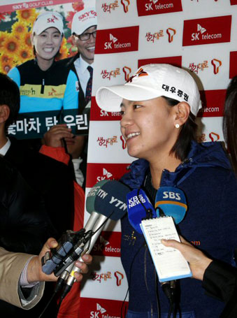 미국여자프로골프(LPGA) 투어에서 상금왕과 최저타수상을 거머쥔 최나연이 7일 인천공항을 통해 귀국, 취재진의 질문에 답하고 있다.