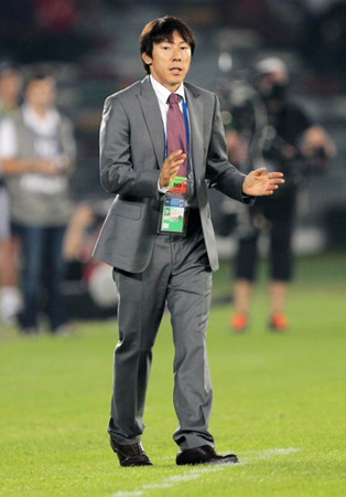 12일 오전(이하 한국 시각) UAE 아부다비 자예드 스포츠시티 경기장에서 열린 2010 FIFA 클럽 월드컵 8강 경기를 신태용 성남 감독이 지켜보고 있다.
