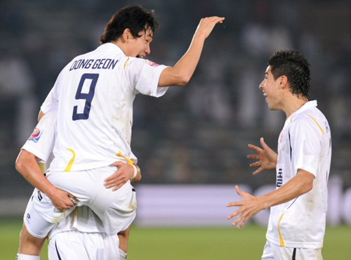 12일 오전(이하 한국 시각) UAE 아부다비 자예드 스포츠시티 경기장에서 열린 2010 FIFA 클럽 월드컵 8강 경기에서 골을 넣은 조동권(왼쪽 위)이 동료들과 기뻐하고 있다.