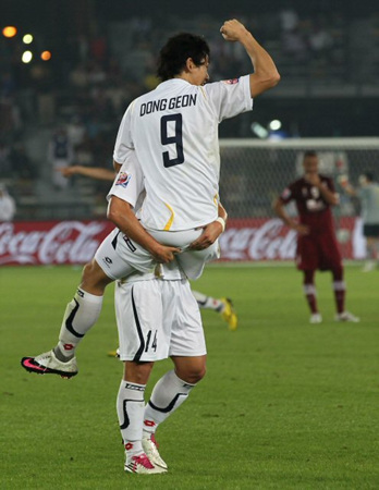 12일 오전(이하 한국 시각) UAE 아부다비 자예드 스포츠시티 경기장에서 열린 2010 FIFA 클럽 월드컵 8강 경기에서 성남의 조동건이 팀의 네 번째이자 마지막 골을 성공한 뒤 기뻐하고 있다.
