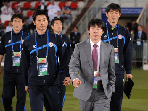12일 오전(이하 한국 시각) UAE 아부다비 자예드 스포츠시티 경기장에서 열린 2010 FIFA 클럽 월드컵 8강 경기 시작 전, 성남 신태용 감독과 코치진이 입장하고 있다.