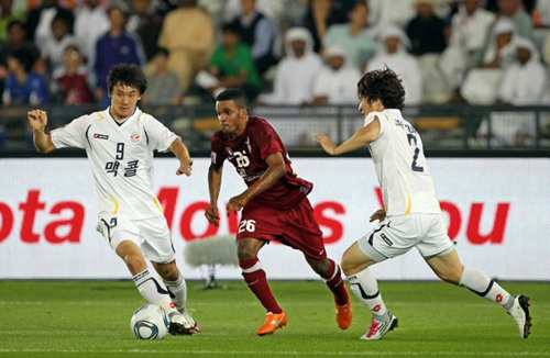 12일 오전(이하 한국 시각) UAE 아부다비 자예드 스포츠시티 경기장에서 열린 2010 FIFA 클럽 월드컵 8강 경기에서 성남의 조동건(왼쪽)이 볼을 컨트롤 하고 있다.