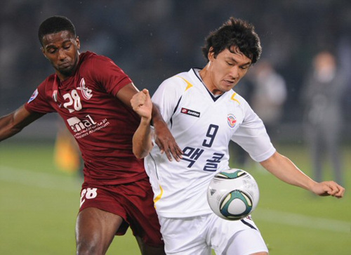 12일 오전(이하 한국 시각) UAE 아부다비 자예드 스포츠시티 경기장에서 열린 2010 FIFA 클럽 월드컵 8강 경기에서 성남의 조동권과 알 와흐다의 아흐메드가 볼다툼을 하고 있다.