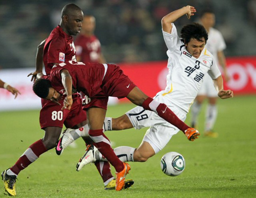 12일 오전(이하 한국 시각) UAE 아부다비 자예드 스포츠시티 경기장에서 열린 2010 FIFA 클럽 월드컵 8강 경기에서 성남의 조동건(오른쪽)과 알 와흐다의 무하마드 알 하마디(가운데), 휴고(왼쪽)가 볼다툼을 하고 있다.