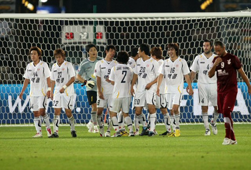 12일 오전(이하 한국 시각) UAE 아부다비 자예드 스포츠시티 경기장에서 열린 2010 FIFA 클럽 월드컵 8강 경기에서 성남 일화가 4대1로 알 와흐다를 대파 한 뒤 기뻐하고 있다. 성남은 세계적 명문 클럽인 이탈리아의 인터 밀란과 16일 결승 티켓을 놓고 맞붙을 예정이다.