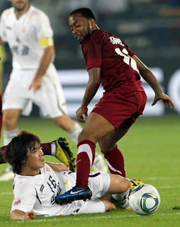 12일 오전(이하 한국 시각) UAE 아부다비 자예드 스포츠시티 경기장에서 열린 2010 FIFA 클럽 월드컵 8강 경기에서 성남의 김성환(왼쪽)이 넘어져 있다. 오른쪽은 이스마엘리 마타르.