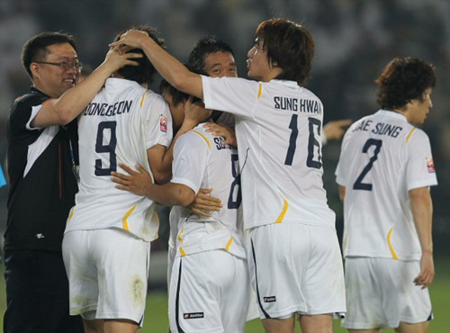 12일 오전(이하 한국 시각) UAE 아부다비 자예드 스포츠시티 경기장에서 열린 2010 FIFA 클럽 월드컵 8강 경기에서 성남 일화가 4대1로 알 와흐다를 대파 한 뒤 기뻐하고 있다. 성남은 세계적 명문 클럽인 이탈리아의 인터 밀란과 16일 결승 티켓을 놓고 맞붙을 예정이다.