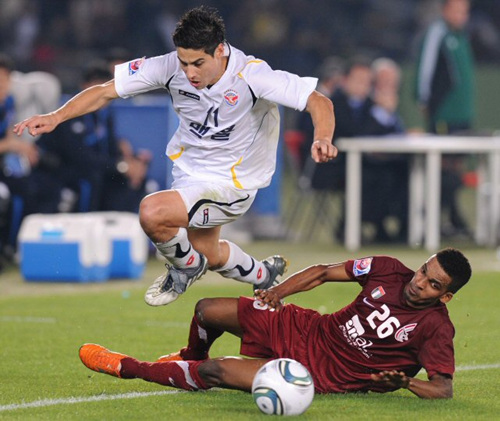 12일 오전(이하 한국 시각) UAE 아부다비 자예드 스포츠시티 경기장에서 열린 2010 FIFA 클럽 월드컵 8강 경기에서 성남의 몰리나가 알함마디의 태클을 피하고 있다.