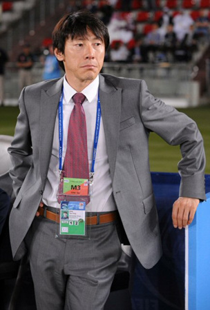 12일 오전(이하 한국 시각) UAE 아부다비 자예드 스포츠시티 경기장에서 열린 2010 FIFA 클럽 월드컵 8강 경기를 성남 신태용 감독이 지켜보고 있다.