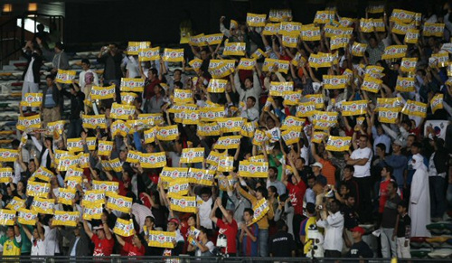 12일 오전(이하 한국 시각) UAE 아부다비 자예드 스포츠시티 경기장에서 열린 2010 FIFA 클럽 월드컵 8강 경기 중, 성남 일화 팬들이 열띤 응원을 펼치고 있다.