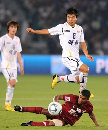 12일 오전(이하 한국 시각) UAE 아부다비 자예드 스포츠시티 경기장에서 열린 2010 FIFA 클럽 월드컵 8강 경기에서 성남의 최성국이 마조드의 태클을 피하고 있다.