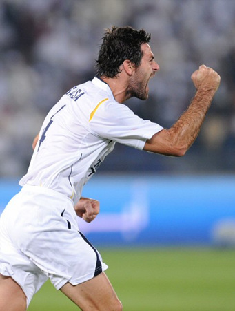 12일 오전(이하 한국 시각) UAE 아부다비 자예드 스포츠시티 경기장에서 열린 2010 FIFA 클럽 월드컵 8강 경기에서 골을 넣은 성남의 사샤가 기뻐하고 있다.