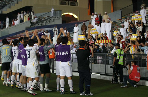 12일 오전(이하 한국 시각) UAE 아부다비 자예드 스포츠시티 경기장에서 열린 2010 FIFA 클럽 월드컵 8강 경기에서 알 와흐다를 꺾고 4강 진출에 성공한 성남 일화 선수들이 관중들에게 다가가 인사를 하고 있다.