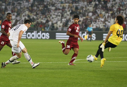 12일 오전(이하 한국 시각) UAE 아부다비 자예드 스포츠시티 경기장에서 열린 2010 FIFA 클럽 월드컵 8강 경기에서 성남의 라돈치치(왼쪽)의 슛을 알 와흐다의 골키퍼 아델 알 호사니가 걷어내고 있다.