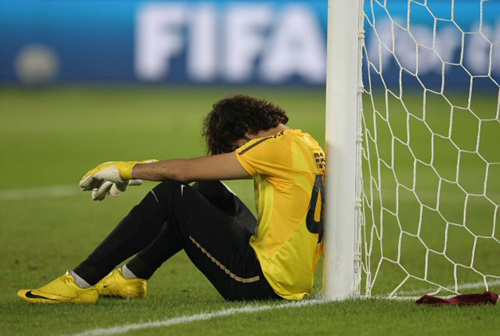 12일 오전(이하 한국 시각) UAE 아부다비 자예드 스포츠시티 경기장에서 열린 2010 FIFA 클럽 월드컵 8강 경기에서 패배한 알 와흐다의 골키퍼 아델 알 호사니가 주저앉아 있다.