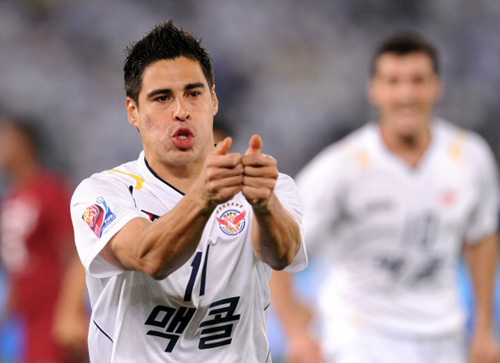 12일 오전(이하 한국 시각) UAE 아부다비 자예드 스포츠시티 경기장에서 열린 2010 FIFA 클럽 월드컵 8강 경기에서 선제골을 터뜨린 몰리나가 환호하고 있다.