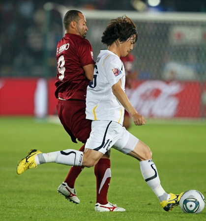 12일 오전(이하 한국 시각) UAE 아부다비 자예드 스포츠시티 경기장에서 열린 2010 FIFA 클럽 월드컵 8강 경기에서 성남의 김성환(오른쪽)와 알 와흐다의 페르난도 바이아노가 볼다툼을 하고 있다.