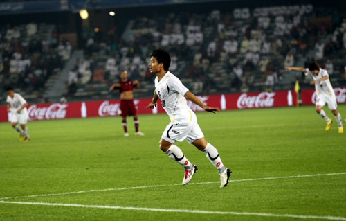 12일 오전(이하 한국 시각) UAE 아부다비 자예드 스포츠시티 경기장에서 열린 2010 FIFA 클럽 월드컵 8강 경기에서 성남의 최성국이 팀의 세 번째 골을 성공한 뒤 기뻐하고 있다.