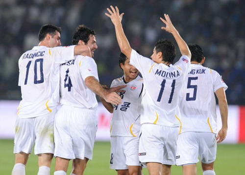 12일 오전(이하 한국 시각) UAE 아부다비 자예드 스포츠시티 경기장에서 열린 2010 FIFA 클럽 월드컵 8강 경기에서 선수들이 기뻐하고 있다.