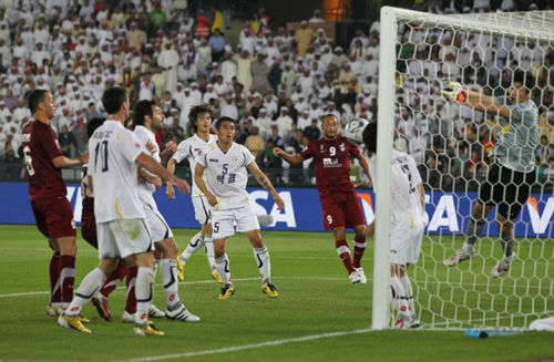 12일 오전(이하 한국 시각) UAE 아부다비 자예드 스포츠시티 경기장에서 열린 2010 FIFA 클럽 월드컵 8강 경기에서 성남의 골키퍼 정성룡(오른쪽)이 위기의 순간 알 와흐다의 골을 막아내고 있다.