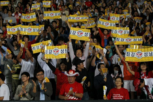 12일 오전(이하 한국 시각) UAE 아부다비 자예드 스포츠시티 경기장에서 열린 2010 FIFA 클럽 월드컵 8강 경기 중, 성남 일화 팬들이 열띤 응원을 펼치고 있다.