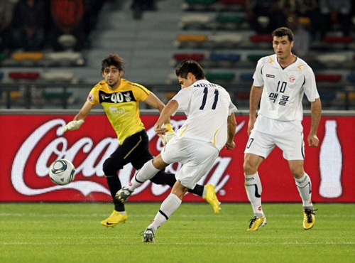12일 오전(이하 한국 시각) UAE 아부다비 자예드 스포츠시티 경기장에서 열린 2010 FIFA 클럽 월드컵 8강 경기에서 성남의 몰리나(가운데)가  선제골을 터뜨리고 있다.