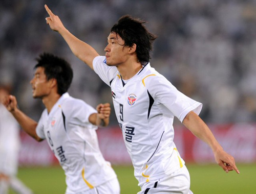 12일 오전(이하 한국 시각) UAE 아부다비 자예드 스포츠시티 경기장에서 열린 2010 FIFA 클럽 월드컵 8강 경기에서 골을 넣은 조동권이 세리머니를 하고 있다.