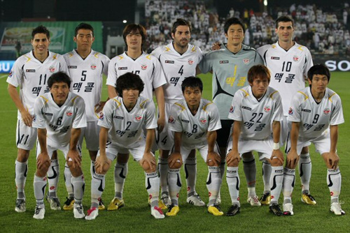 12일 오전(이하 한국 시각) UAE 아부다비 자예드 스포츠시티 경기장에서 열린 2010 FIFA 클럽 월드컵 8강 경기 시작 전 성남 일화 선수들이 단체 사진을 찍고 있다.
