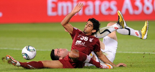 12일 오전(이하 한국 시각) UAE 아부다비 자예드 스포츠시티 경기장에서 열린 2010 FIFA 클럽 월드컵 8강 경기에서 성남의 라돈치치와 알카마리가 볼다툼을 하고 있다.