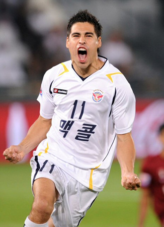 12일 오전(이하 한국 시각) UAE 아부다비 자예드 스포츠시티 경기장에서 열린 2010 FIFA 클럽 월드컵 8강 경기에서 선제골을 터뜨린 몰리나가 환호하고 있다.