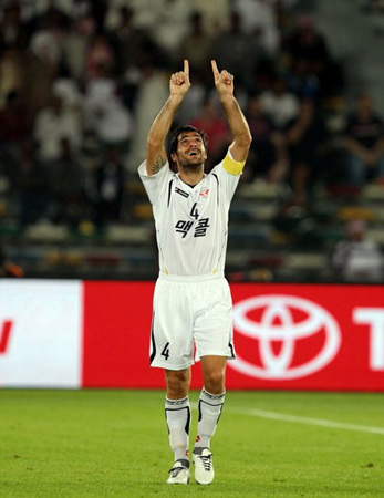 12일 오전(이하 한국 시각) UAE 아부다비 자예드 스포츠시티 경기장에서 열린 2010 FIFA 클럽 월드컵 8강 경기에서 성남의 사샤가 팀의 두 번째 골을 넣은 뒤 세리머니를 하고 있다.