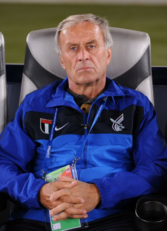 12일 오전(이하 한국 시각) UAE 아부다비 자예드 스포츠시티 경기장에서 열린 2010 FIFA 클럽 월드컵 8강 경기를 알 와흐다의 힉커스버거 감독이 지켜보고 있다.