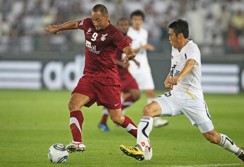 12일 오전(이하 한국 시각) UAE 아부다비 자예드 스포츠시티 경기장에서 열린 2010 FIFA 클럽 월드컵 8강 경기에서 성남의 조병국(오른쪽)과 알 와흐다의 바이아노가 볼다툼을 하고 있다.