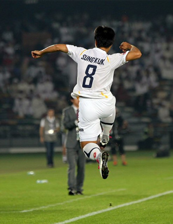 12일 오전(이하 한국 시각) UAE 아부다비 자예드 스포츠시티 경기장에서 열린 2010 FIFA 클럽 월드컵 8강 경기에서 성남의 최성국이 팀의 세 번째 골을 성공한 뒤 기뻐하고 있다.