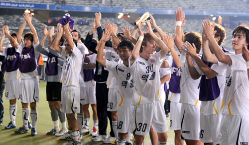12일 오전(이하 한국 시각) UAE 아부다비 자예드 스포츠시티 경기장에서 열린 2010 FIFA 클럽 월드컵 8강 경기를 승리로 마친 성남 선수들이 교민들을 향해 인사하고 있다.