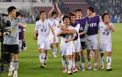 12일 오전(이하 한국 시각) UAE 아부다비 자예드 스포츠시티 경기장에서 열린 2010 FIFA 클럽 월드컵 8강 경기를 승리로 마친 성남 선수들이 교민들을 향해 인사하고 있다.