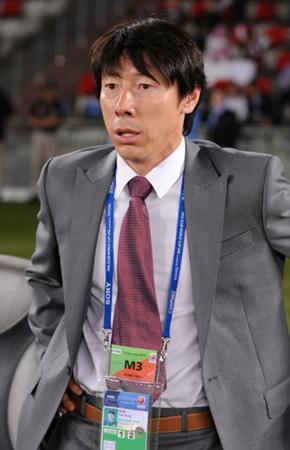 12일 오전(이하 한국 시각) UAE 아부다비 자예드 스포츠시티 경기장에서 열린 2010 FIFA 클럽 월드컵 8강 경기를 성남 신태용 감독이 지켜보고 있다.