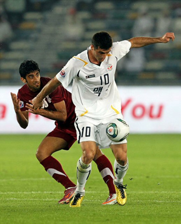 12일 오전(이하 한국 시각) UAE 아부다비 자예드 스포츠시티 경기장에서 열린 2010 FIFA 클럽 월드컵 8강 경기에서 성남의 라돈치치(오른쪽)와 알 와흐다의 하마단 알 카말리가 볼다툼을 하고 있다.