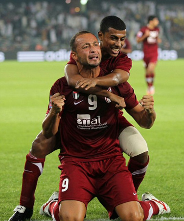 12일 오전(이하 한국 시각) UAE 아부다비 자예드 스포츠시티 경기장에서 열린 2010 FIFA 클럽 월드컵 8강 경기에서 알 와흐다의 페르난도 바이아노(아래)가 1대1 동점골을 넣은 뒤 기뻐하고 있다.