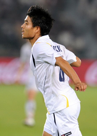 12일 오전(이하 한국 시각) UAE 아부다비 자예드 스포츠시티 경기장에서 열린 2010 FIFA 클럽 월드컵 8강 경기에서 골을 넣은 성남의 최성국이 기뻐하고 있다.