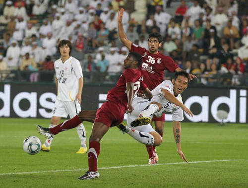12일 오전(이하 한국 시각) UAE 아부다비 자예드 스포츠시티 경기장에서 열린 2010 FIFA 클럽 월드컵 8강 경기에서 성남의 조병국(오른쪽)이알 와흐다의 에이사 아하메드와 충돌해 넘어지고 있다.