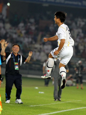 12일 오전(이하 한국 시각) UAE 아부다비 자예드 스포츠시티 경기장에서 열린 2010 FIFA 클럽 월드컵 8강 경기에서 성남의 최성국이 팀의 세 번째 골을 성공한 뒤 기뻐하고 있다.