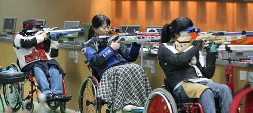 2010 광저우장애인아시아경기대회 개막일인 12일 광저우 아오티 사격장에서 여자 공기소총 입사에 출전하는 베이징장애인올림픽 금메달리스트 이윤리(가운데) 선수가 마지막 훈련을 하고 있다. 한국은 13일 사격에서 첫 금메달이 나올 것으로 예상하고 있다.