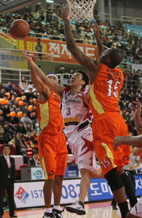 12일 인천삼산월드체육관에서 열린 2010-2011 프로농구 인천 전자랜드-창원 LG 경기, LG 김현중(가운데)이 전자랜드 문태종, 허버트힐의 수비 사이에서 슛을 하고 있다.